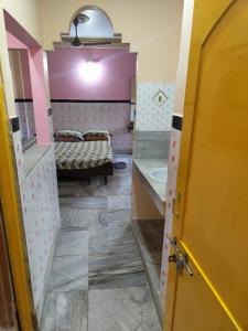 Habitación con baño con lavabo y cama. en Sushamalay Guest House At Sea Beach, Puri, en Puri