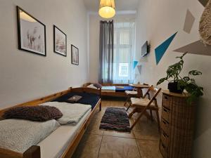 sypialnia z łóżkiem, krzesłem i stołem w obiekcie Deja Vu Hostel w Warszawie