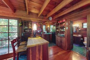 una cucina con pareti in legno e soffitto in legno di Dreamcatcher Cottage a Cazadero