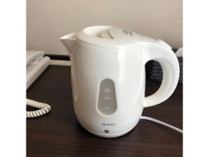Biały czajnik elektryczny na stole w obiekcie New Matto Terminal Hotel - Vacation STAY 01855v w mieście Hakusan