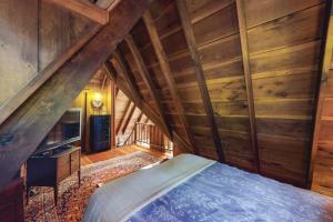 una camera con pareti in legno e un letto in una stanza di Dreamcatcher Cottage a Cazadero