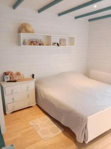 a bedroom with a white bed and a white dresser at Appartement T2 vue Marina 2QMAR15 apartment one bedroom marina view in Canet-en-Roussillon