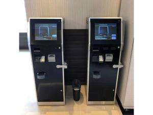 dos máquinas atm sentadas una al lado de la otra en New Matto Terminal Hotel - Vacation STAY 01864v, en Hakusan
