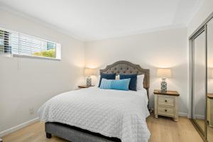 En eller flere senge i et værelse på Beach Retreat + 21 billeder