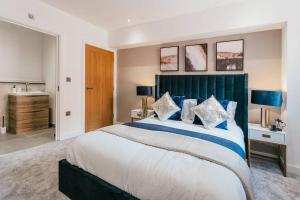 1 dormitorio con 1 cama grande y cabecero verde en Pacific Suite - Wyndale Living- BHam JQ Lux 2 BR, en Birmingham