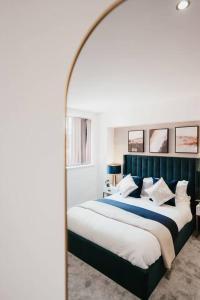 sypialnia z dużym łóżkiem z dużym lustrem w obiekcie Pacific Suite - Wyndale Living- BHam JQ Lux 2 BR w Birmingham
