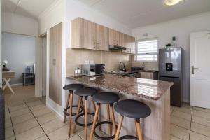 Η κουζίνα ή μικρή κουζίνα στο Ocean Breeze, Muizenberg, Cape Town