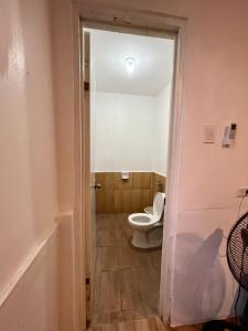 een badkamer met een toilet in een kamer bij Hill Myna Beach Cottages in Sabang