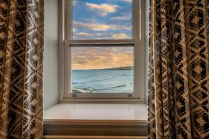 uma janela com vista para o oceano em The Old Customs House em Banff