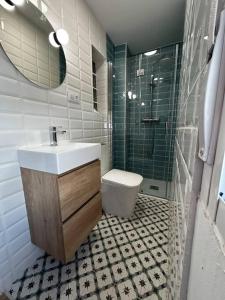 een badkamer met een wastafel, een douche en een toilet bij Apartamento en el puerto in Denia