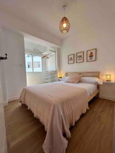 - une chambre avec un grand lit et une fenêtre dans l'établissement Apartamento en el puerto, à Dénia