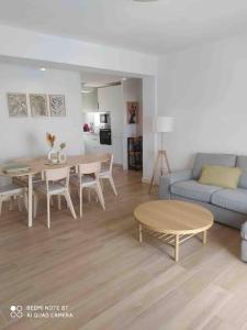 - un salon avec un canapé et une table dans l'établissement Apartamento en el puerto, à Dénia