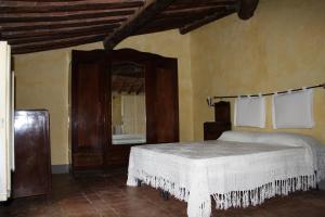 a bedroom with a bed and a mirror at Appartamento La Magione in Quercegrossa
