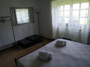 um quarto com uma cama com duas toalhas brancas em Venanzio! em Pianello Del Lario