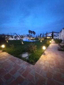 - Vistas al patio por la noche con luces en Masseria Crocco en Montalbano Jonico