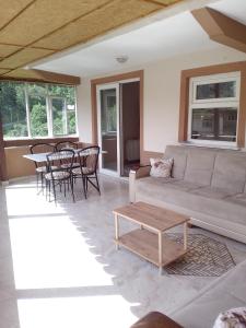 sala de estar con sofá, mesas y sillas en Mete konaklari en Rize