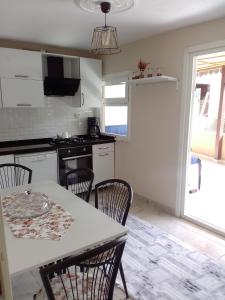 een keuken met een tafel en stoelen in een kamer bij Mete konaklari in Rize