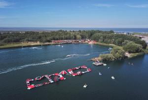 una vista aérea de una isla con barcos en el agua en Jolle im Schiffehaus, en Wangerland