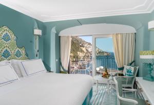 una camera da letto con un letto e vista sull'oceano di Il San Pietro di Positano a Positano