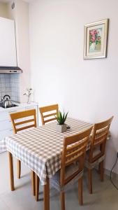 uma mesa de jantar com uma toalha de mesa xadrez em Sophos em Supetar