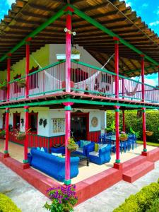 拉特瓦伊達的住宿－Casa Abbá Hotel，红色柱子和蓝色沙发的房子