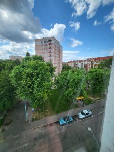 un edificio alto con coches estacionados en un estacionamiento en Zabytkowa Kamienica, en Gdansk