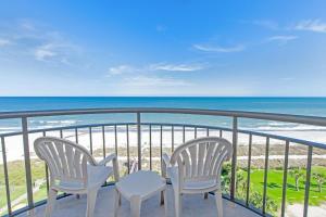 2 sillas en un balcón con vistas a la playa en 14Th Floor Condo with Amazing Views, en Myrtle Beach