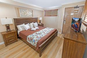 1 dormitorio con 1 cama con tocador y mesa en 14Th Floor Condo with Amazing Views, en Myrtle Beach