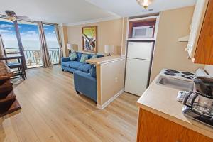 cocina y sala de estar con sofá y nevera en 14Th Floor Condo with Amazing Views, en Myrtle Beach