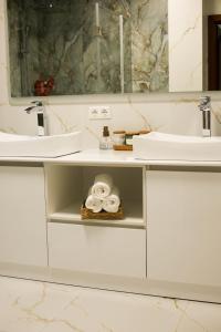 een badkamer met 2 wastafels en 2 handdoeken bij Mountain View Lodge in Alamedin