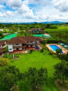 vista aerea su una casa e una piscina di Casa Abbá Hotel a La Tebaida