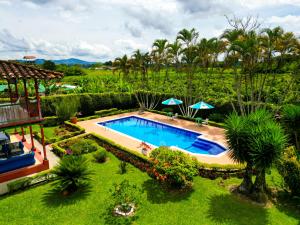 uma vista superior de uma piscina num quintal em Casa Abbá Hotel em La Tebaida