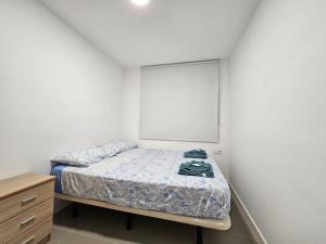 Apartamento a pie de playa I في فارو دي كوييرا: غرفة نوم صغيرة بها سرير ونافذة