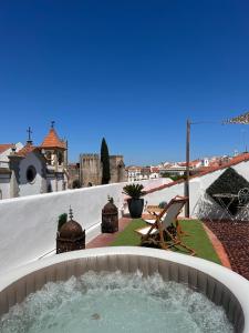 un bain à remous sur le toit d'une maison dans l'établissement Alter Village Apartments, à Alter do Chão