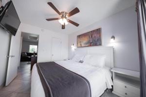 1 dormitorio con 1 cama y ventilador de techo en 138 Fully Furnished, amenities galore, en Scottsdale