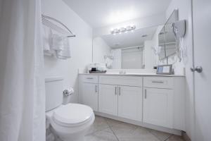 Baño blanco con aseo y lavamanos en 138 Fully Furnished, amenities galore, en Scottsdale