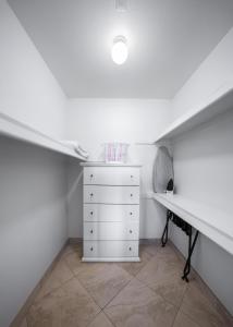 1 dormitorio con tocador blanco y escritorio en 138 Fully Furnished, amenities galore, en Scottsdale