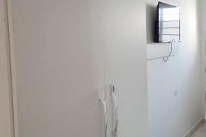 un frigorifero bianco con specchio sul muro di Pousada dos Anjos Sao Miguel Arcanjo a São Miguel Arcanjo
