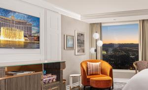 Habitación de hotel con cama, escritorio y silla en Bellagio, en Las Vegas