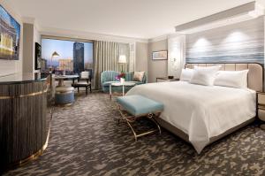 een slaapkamer met een groot bed en een woonkamer bij Bellagio in Las Vegas