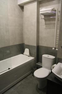 A bathroom at Marionn Hotel