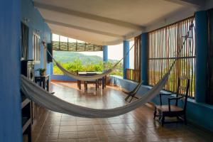 a room with a hammock in a house at Casa Azul in San Agustinillo