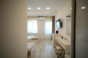 Habitación de hotel con cama y baño en WHITE HOTEL GYUMRI en Gyumri