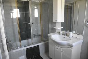bagno con lavandino, doccia e lavandino di Phoenix Villa - Comfort living in Nafplio ad Ária