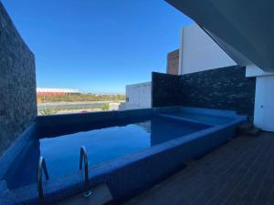 una piscina sul lato di un edificio di Departamento en renta en The One Mazatlan a Mazatlán