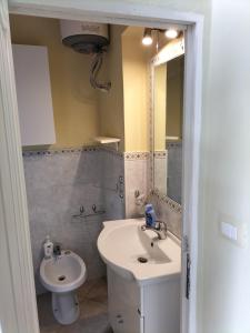 薩薩里的住宿－casa di Carlo e Chiara，一间带水槽、卫生间和镜子的浴室