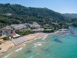 an aerial view of a beach with a resort at Casa Sabbia 10m from the beach in Pelekas