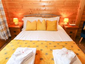 ein Schlafzimmer mit einem Bett mit zwei Handtüchern darauf in der Unterkunft Heathcliff Lodge in Northallerton