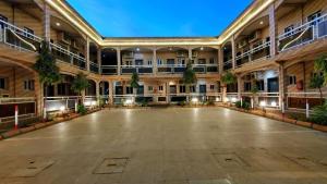 un edificio vacío con un gran aparcamiento vacío en Hôtel Excelle Xior, en Yaoundé