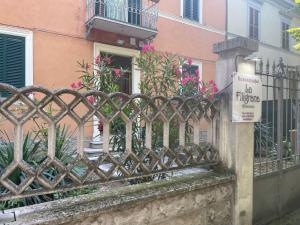una recinzione di ferro di fronte a un edificio fiorito di Affittacamere La Filigrana (Ospedale) a Fabriano
